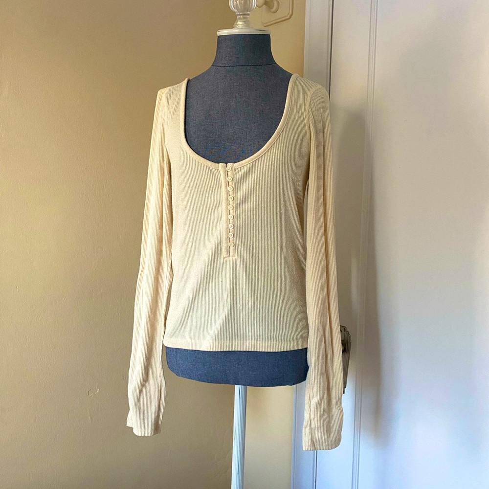 Urban Outfitters Women’s Cream Sweater Size M